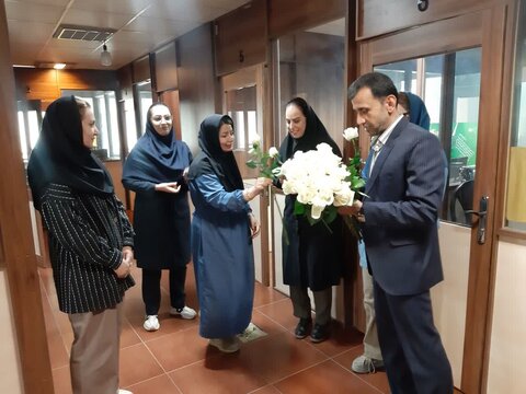گزارش تصویری|اهدای گل به مشاوران ۱۴۸۰ از طرف مدیر کل بهزیستی فارس به مناسبت روز روانشناس و مشاور