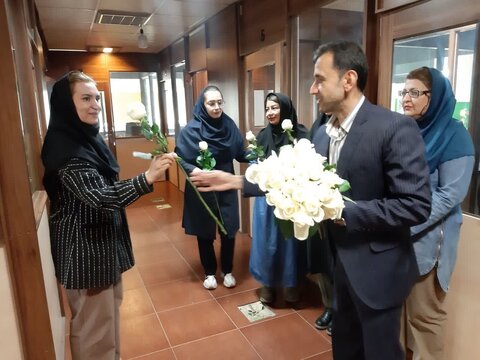 گزارش تصویری|اهدای گل به مشاوران 1480 از طرف مدیر کل بهزیستی فارس به مناسبت روز روانشناس و مشاور