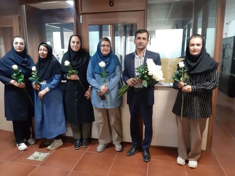 گزارش تصویری|اهدای گل به مشاوران 1480 از طرف مدیر کل بهزیستی فارس به مناسبت روز روانشناس و مشاور