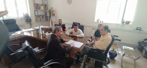 اعضای انجمن معلولین آسوی هیوای بانه با مدیرکل بهزیستی کردستان دیدار کردند.