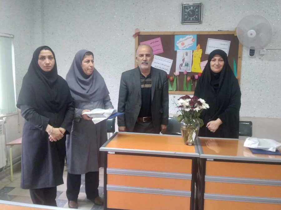 لاهیجان | تجلیل رئیس بهزیستی لاهیجان از معلمان ناشنوای شاغل در مدرسه استثنایی شهرستان لاهیجان