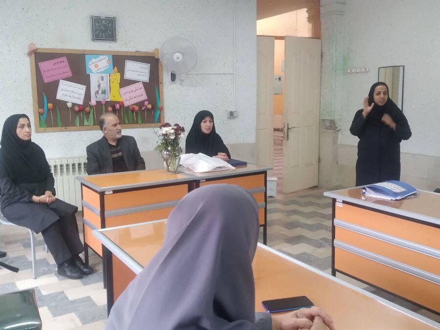 لاهیجان | تجلیل رئیس بهزیستی لاهیجان از معلمان ناشنوای شاغل در مدرسه استثنایی شهرستان لاهیجان