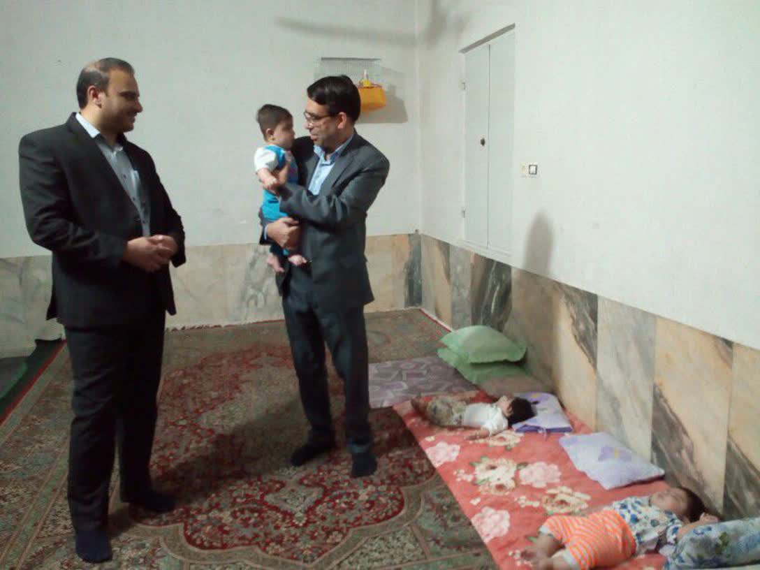 دیدار رییس بهزیستی و فرماندار راور از خانواده دارای فرزند سه قلو