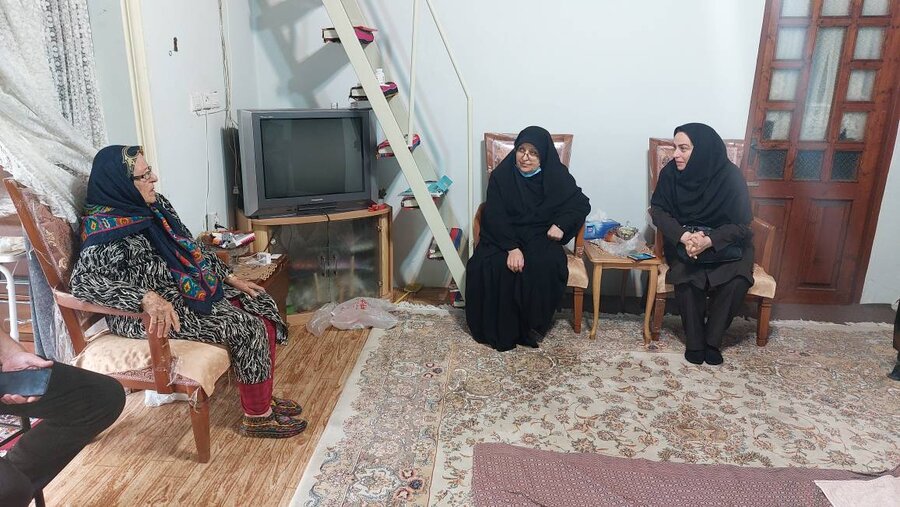 صومعه سرا | دیدار رئیس اداره بهزیستی صومعه سرا با خانواده شهید "بیژن حقیری" در شهرستان صومعه سرا 
