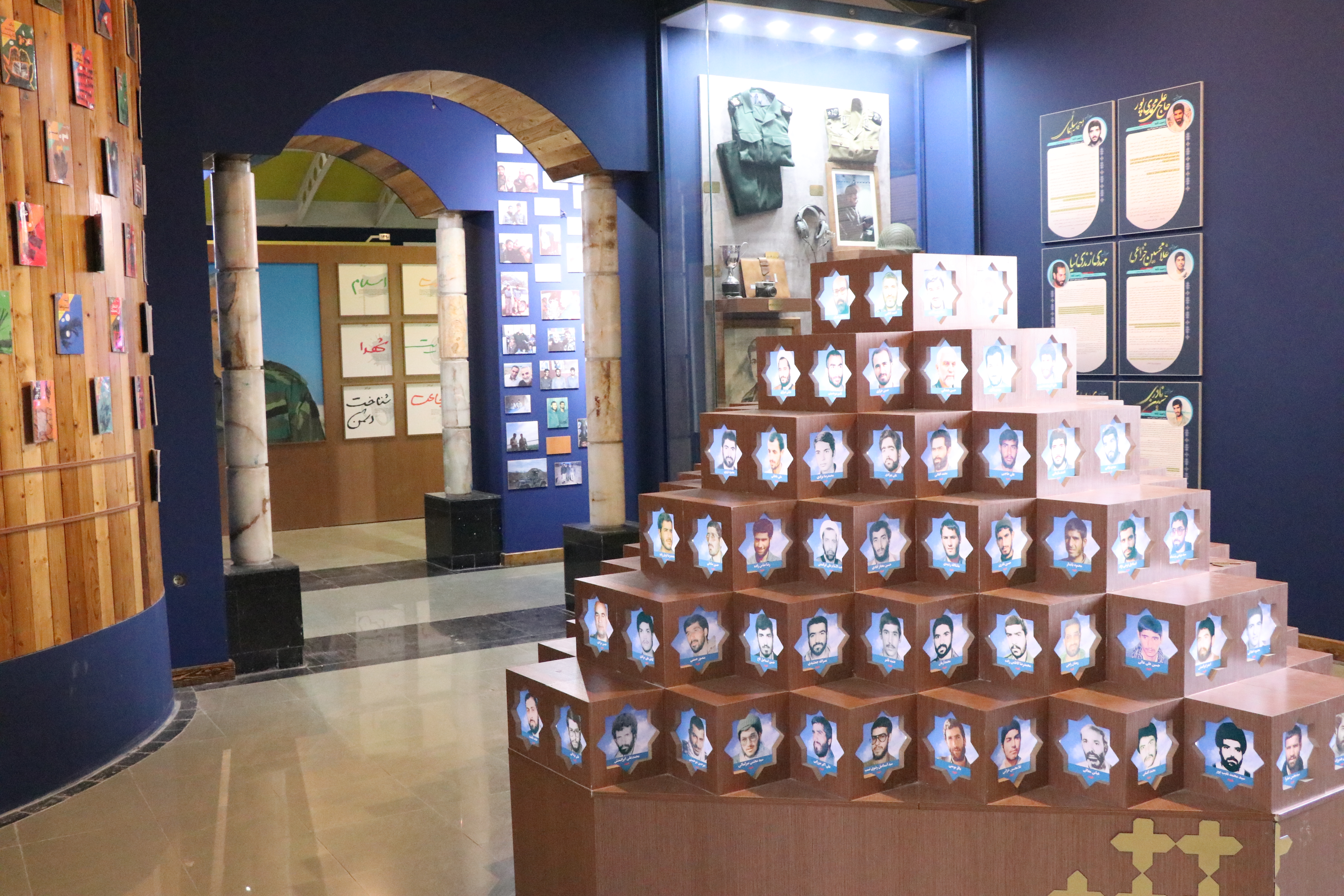 بازدید کارکنان بهزیستی از موزه دفاع مقدس کرمان