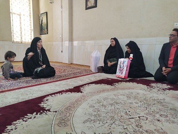 شهرضا | گرامیداشت روز دختر در کنار خانواده های دارای دو قلوهای دختر