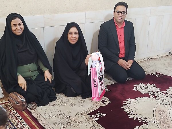 شهرضا | گرامیداشت روز دختر در کنار خانواده های دارای دو قلوهای دختر