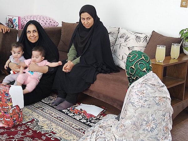 شهرضا | گرامیداشت روز دختر در کنار خانواده های دارای دو قلوهای دختر