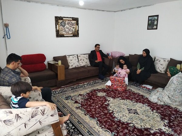 شهرضا | گرامیداشت روز دختر در کنار خانواده های دارای دو قلوهای دختر