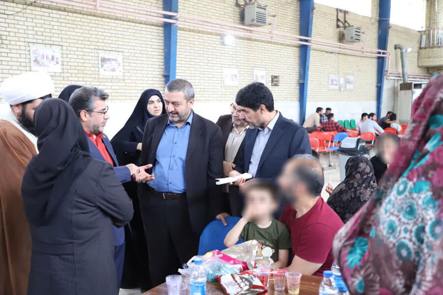 دیدار جمعی فرزندان مقیم مراکز شبه خانواده بهزیستی خراسان رضوی با والدین خود در زندان مرکزی مشهد