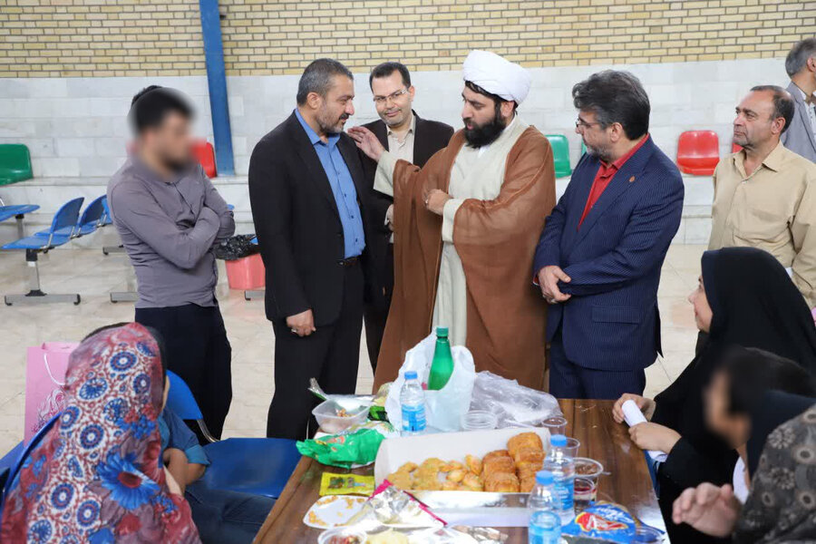 دیدار جمعی فرزندان مقیم مراکز شبه خانواده بهزیستی خراسان رضوی با والدین خود در زندان مرکزی مشهد