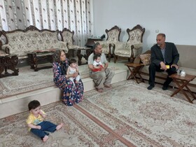 سنندج| بازدید فرماندار سنندج از خانواده سه قلوها