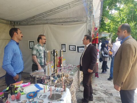 بازدید معاون مشارکت های مردمی کردستان از نمایشگاه دستاوردهای معلولین ومددجویان