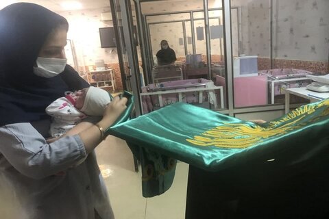 مشهد | فضای شیرخوارگاه حضرت علی اصغر(ع) با پرچم متبرک بارگاه رضوی منور شد
