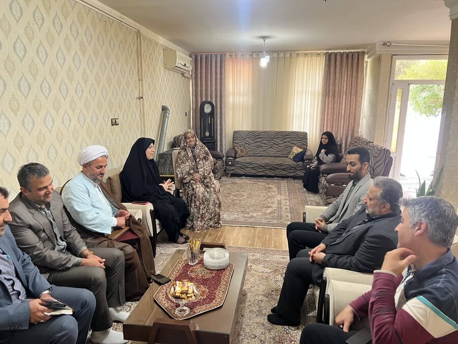رودبار | دیدار مدیرکل بهزیستی گیلان با خانواده شهید "ایرج بزرگی" در شهرستان رودبار
