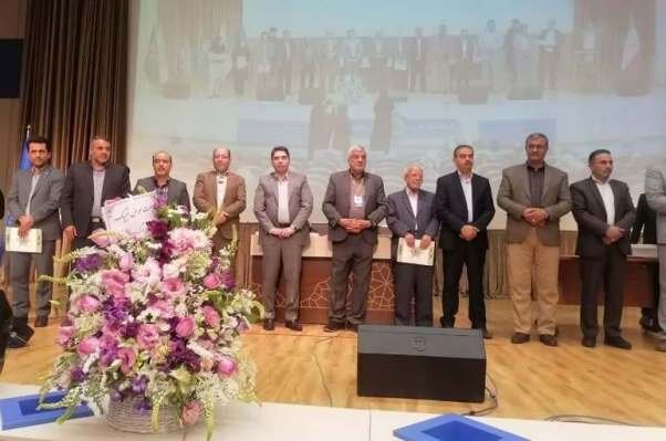 نجف آباد| تجلیل از رئیس بهزیستی شهرستان در همایش توسعه و بهبود مشاغل خانگی