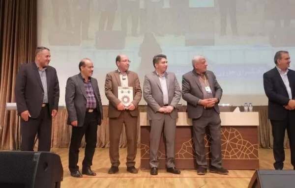 نجف آباد| تجلیل از رئیس بهزیستی شهرستان در همایش توسعه و بهبود مشاغل خانگی