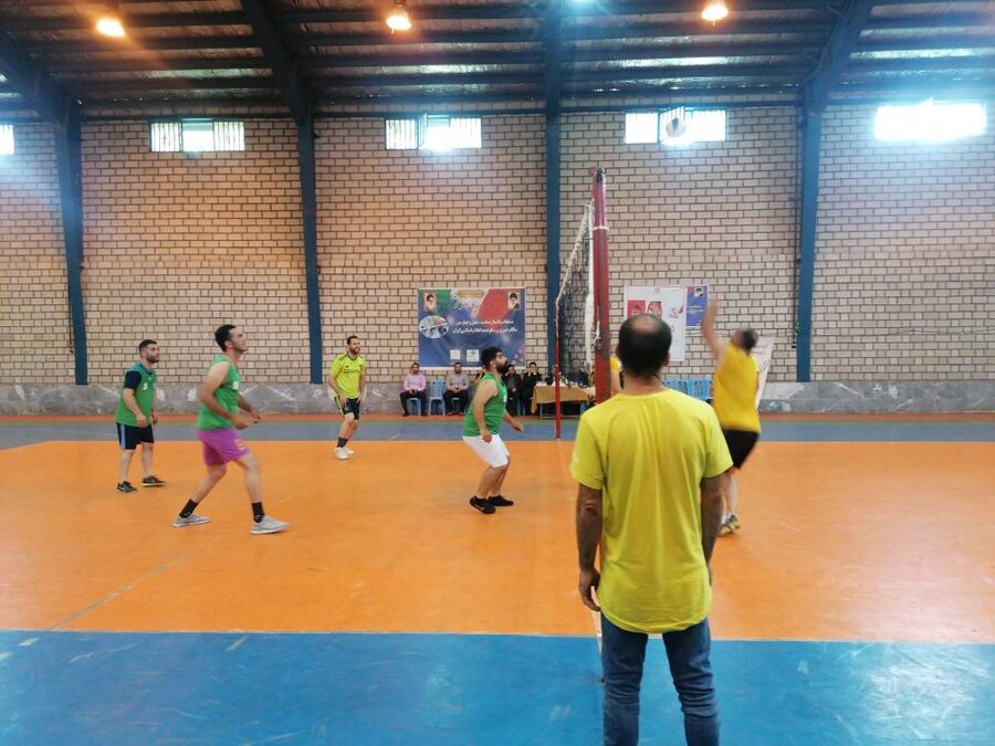 رضوانشهر | برگزاری مسابقات والیبال با حضور بیماران بهبودیافته کمپ طلوع راه رهایی در شهرستان رضوانشهر