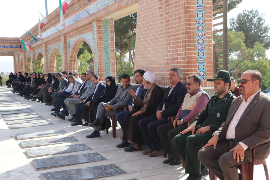 غبار روبی و عطرافشانی مزار شهدا در اولین روز هفته بهزیستی