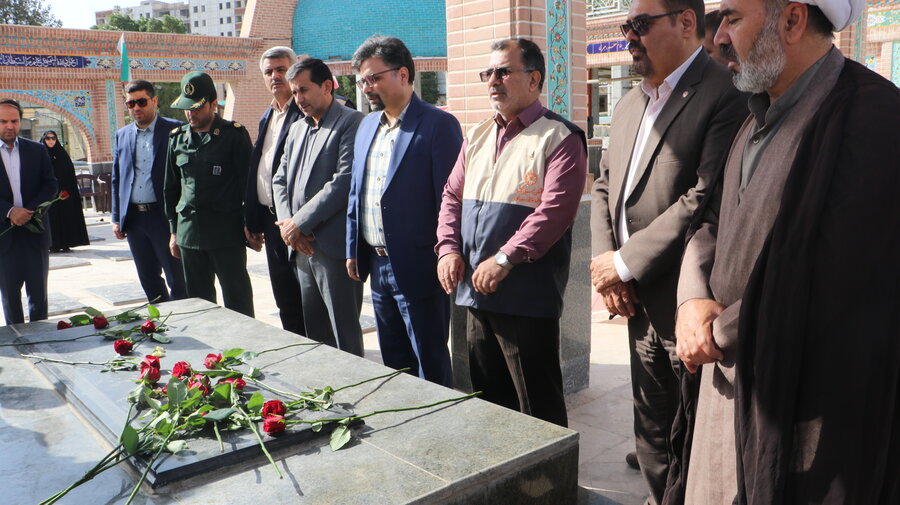 غبار روبی و عطرافشانی مزار شهدا در اولین روز هفته بهزیستی