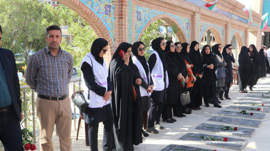 غبار روبی و عطرافشانی مزار شهدا در اولین روز هفته بهزیستی