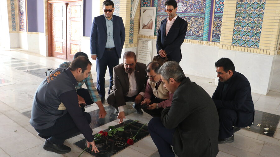 غبار روبی و عطرافشانی مزار شهدا در اولین روز هفته بهزیستی
