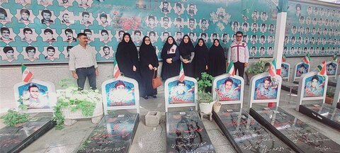 گزارش تصویری|گلباران و عطر افشانی قبور مطهر شهدا در شهرستان فارس به مناسبت هفته بهزیستی