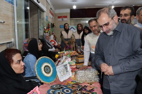 گزارش تصویری ا بازدید استاندار و معاونین  از نمایشگاه توانمندی‌های هنری مددجویان بهزیستی استان مرکزی