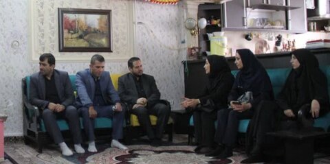 قزوین | دیدار سرپرست فرمانداری شهرستان قزوین با خانواده دارای ۳ معلول تحت پوشش بهزیستی