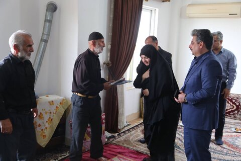 مدیرکل بهزیستی مازندران با خانواده شهیده سیده مهتاب نوربخش در روستای آهنگرکلا دیدار کرد