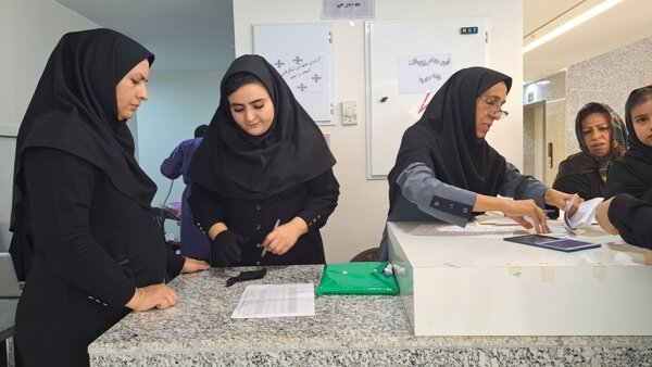 قطار قاصدک در ایستگاه بیست و چهارم به خمینی شهر رسید