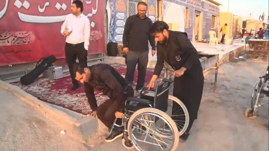 فیلم|خادمی عاشقان ابا عبدالله الحسین به زائران معلول در مرز چذابه