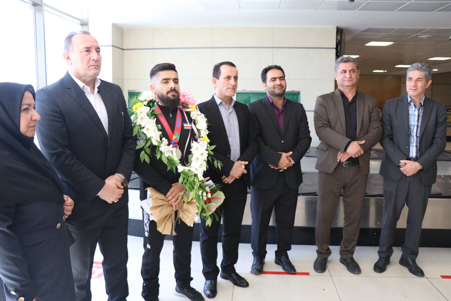 استقبال مسئولین بهزیستی از نائب قهرمان کشتی جهان