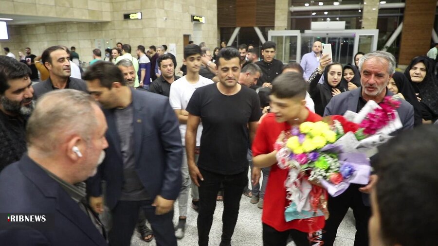 علی قربانی کشتی گیر ناشنوای اردبیلی در فرودگاه مورد استقبال مسئولان و علاقه‌مندان به ورزش قرار گرفت.
