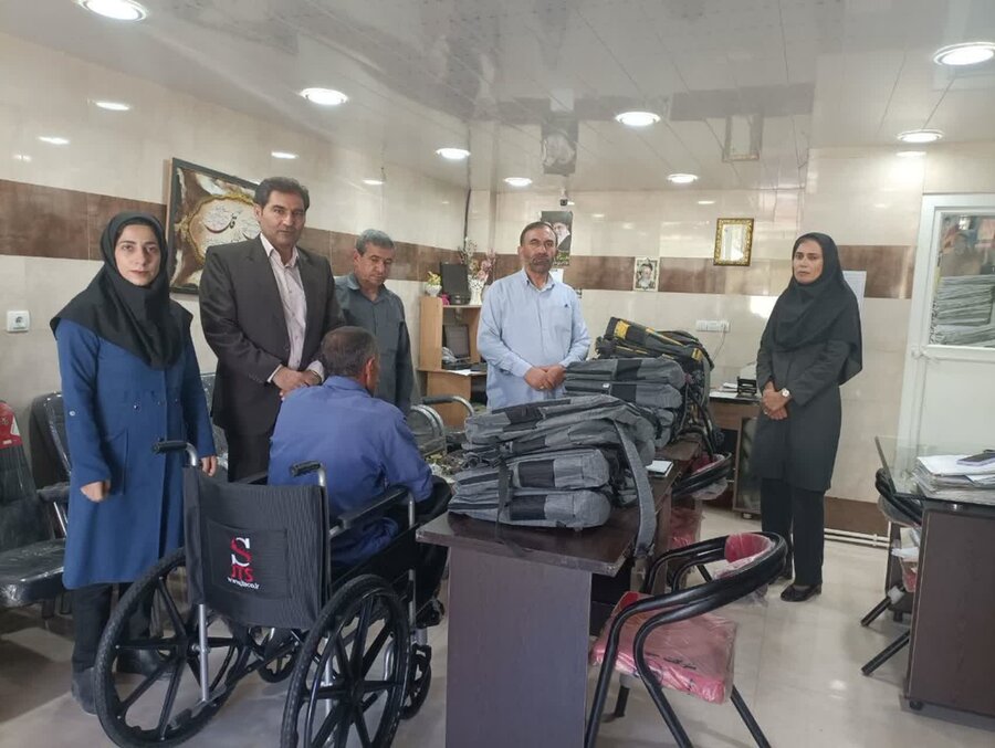 توزیع ویلچر و بسته‌های تحصیلی توسط اداره بهزیستی شهرستان اسلام‌آبادغرب