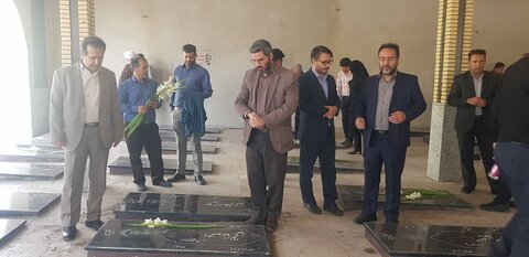 گزارش تصویری| مزار شهدای دفاع مقدس گلباران شد