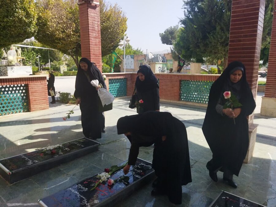 حضور بانوان شاغل در بهزیستی استان کردستان در گلزار شهدا