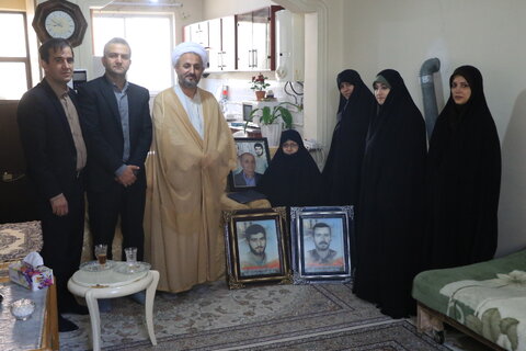 دیدار مدیرکل و کارکنان بهزیستی گیلان با خانواده شهیدان " حنیف و عباس بهبودی " در شهرستان رشت