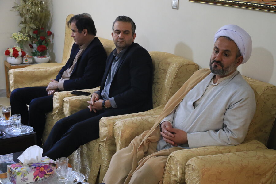 دیدار مدیرکل و کارکنان بهزیستی گیلان با خانواده شهیدان " حنیف و عباس بهبودی " در شهرستان رشت