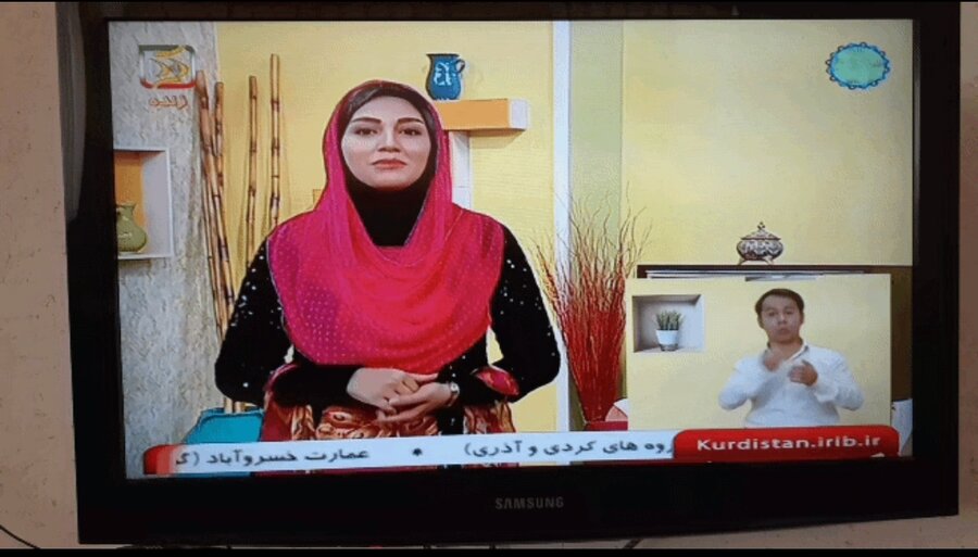 حضور مترجم زبان اشاره ناشنوایان در برنامه تلویزیونی شبکه کردستان