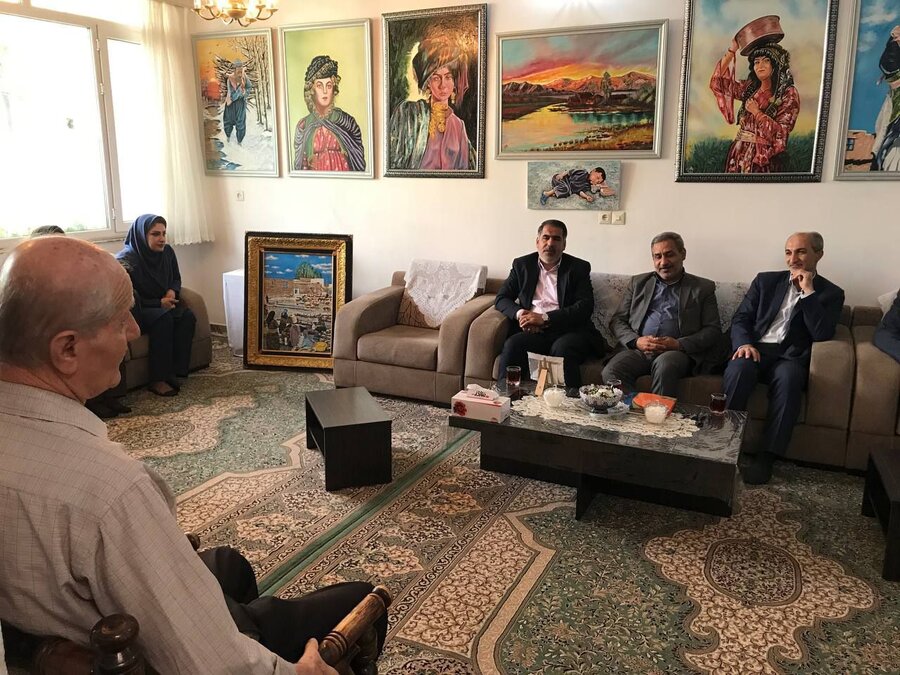 سنندج | بازدید فرماندار و مدیرکل بهزیستی استان کردستان از منزل هنرمند نقاش