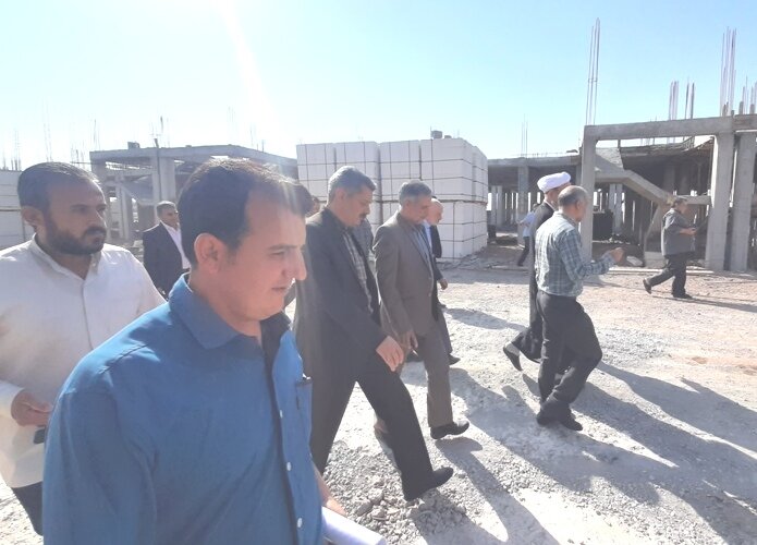 اردستان | بازدید مسئولین از پروژه ۱۲ واحدی خانوادههای دارای دو عضو معلول