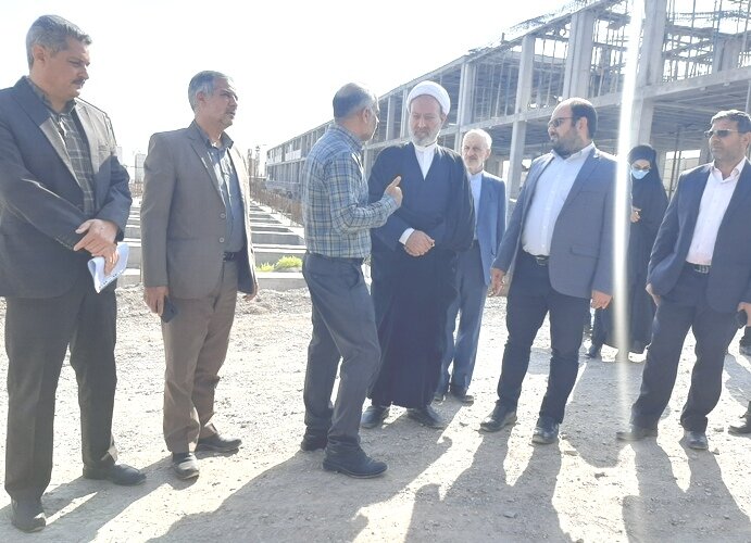 اردستان | بازدید مسئولین از پروژه ۱۲ واحدی خانوادههای دارای دو عضو معلول