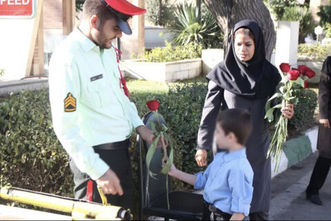 گزارش تصویری | فرزندان بهزیستی از سردار هداوند فرمانده نیروی انتظامی استان البرز تقدیر کردند