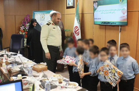 گزارش تصویری | فرزندان بهزیستی از سردار هداوند فرمانده نیروی انتظامی استان البرز تقدیر کردند