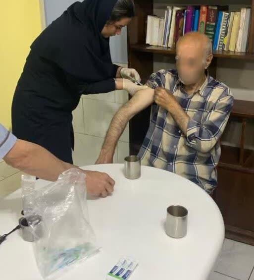 شهریار | توزیع و تزریق واکسن آنفولانزا بین افراد سالمند در کلیه مراکز سالمندان تحت نظارت بهزیستی شهرستان