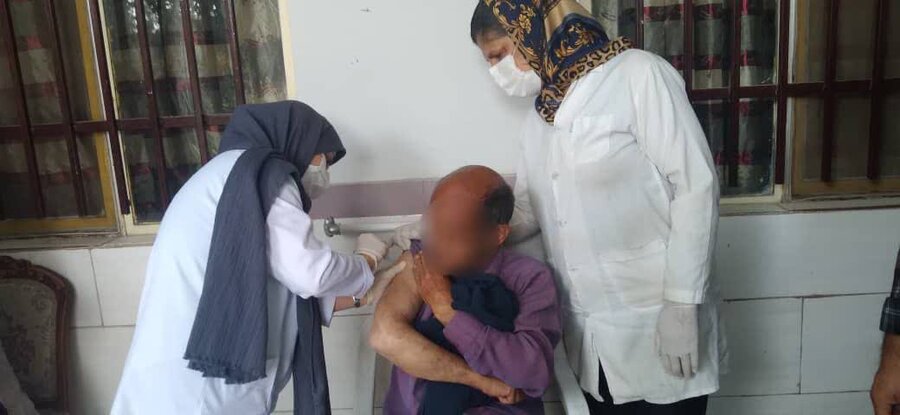 شهریار | توزیع و تزریق واکسن آنفولانزا بین افراد سالمند در کلیه مراکز سالمندان تحت نظارت بهزیستی شهرستان