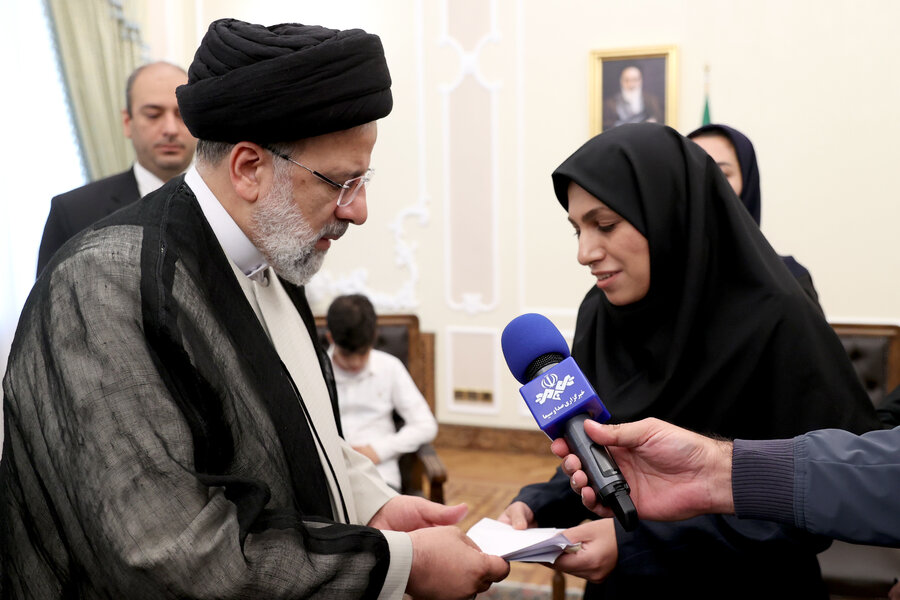 دیدار جمعی از نخبگان جامعه کمبینایان و نابینایان با رئیس جمهور دیدار جمعی از نخبگان جامعه کمبینایان و نابینایان با رئیس جمهور