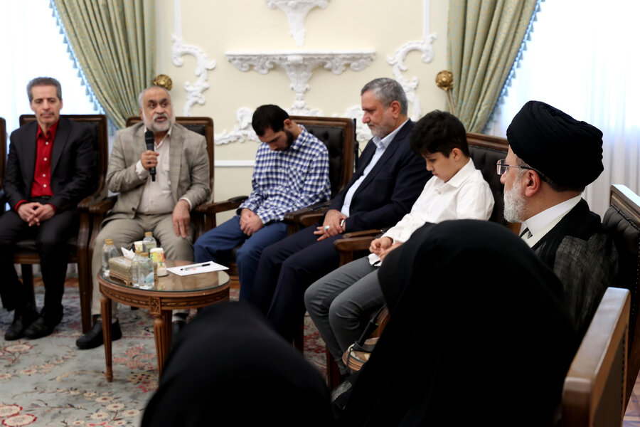 دیدار جمعی از نخبگان جامعه کمبینایان و نابینایان با رئیس جمهور دیدار جمعی از نخبگان جامعه کمبینایان و نابینایان با رئیس جمهور