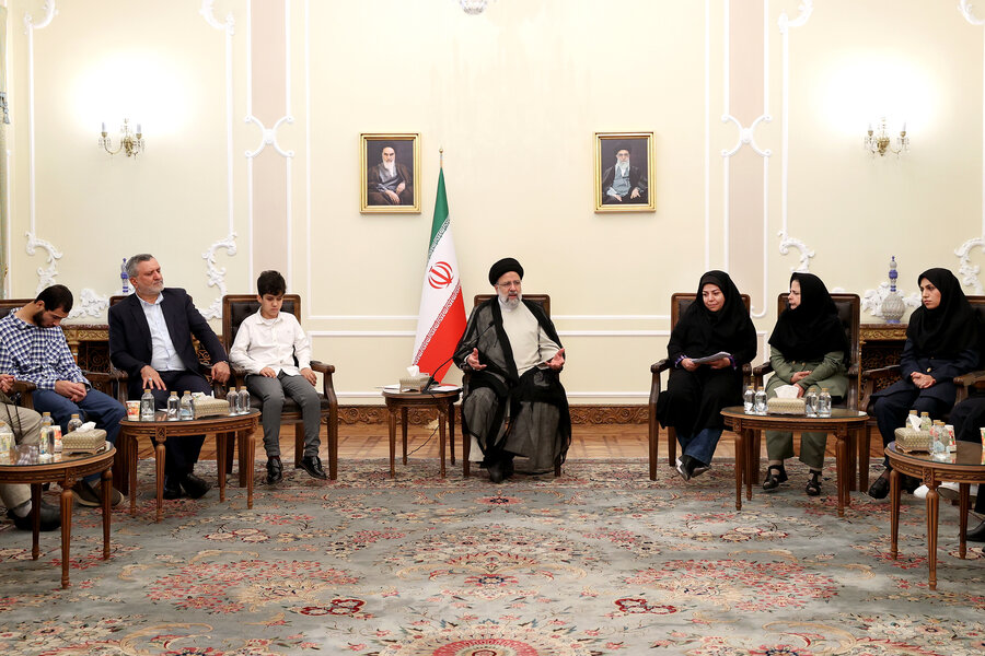 دیدار جمعی از نخبگان جامعه کمبینایان و نابینایان با رئیس جمهور دیدار جمعی از نخبگان جامعه کمبینایان و نابینایان با رئیس جمهور